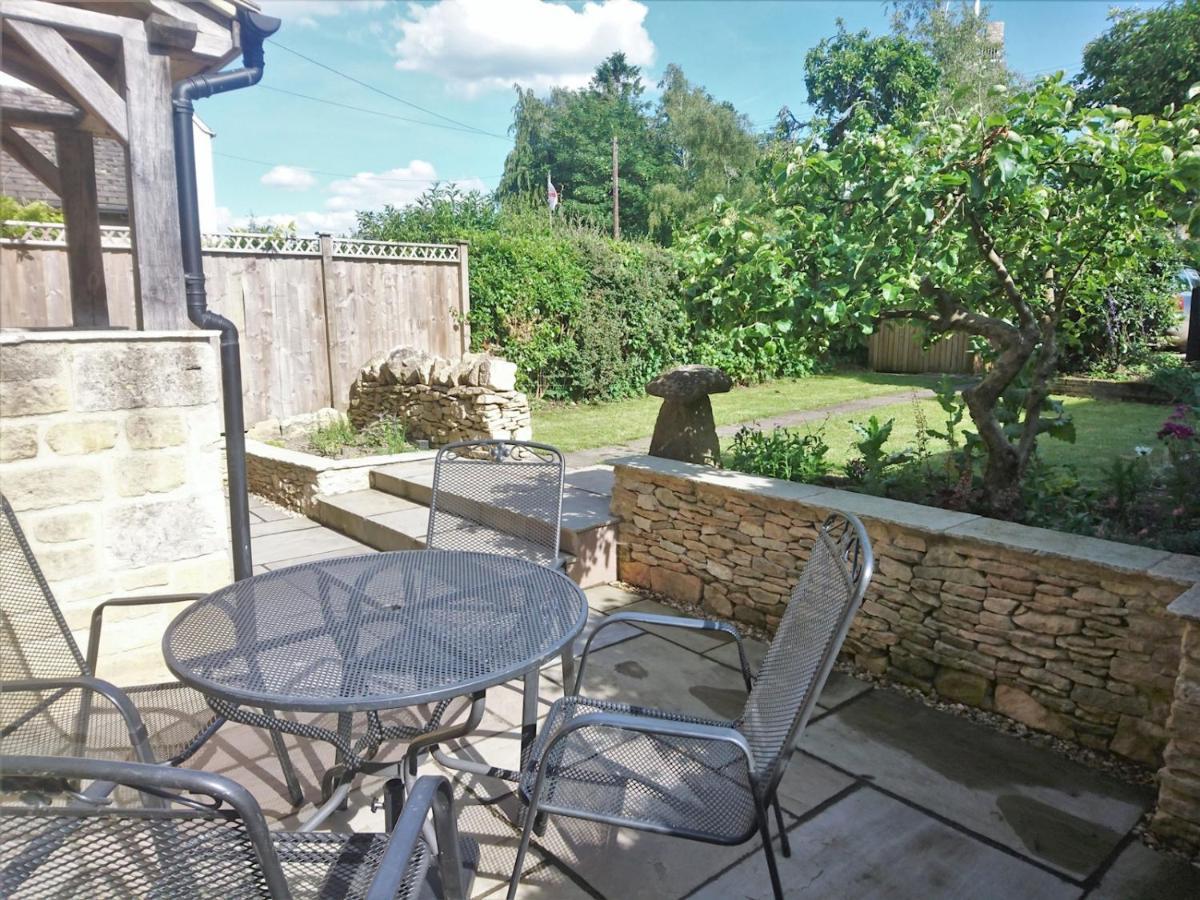 Pass The Keys The Pippins A Cotswold Cottage And Garden Parking Stow-on-the-Wold Esterno foto