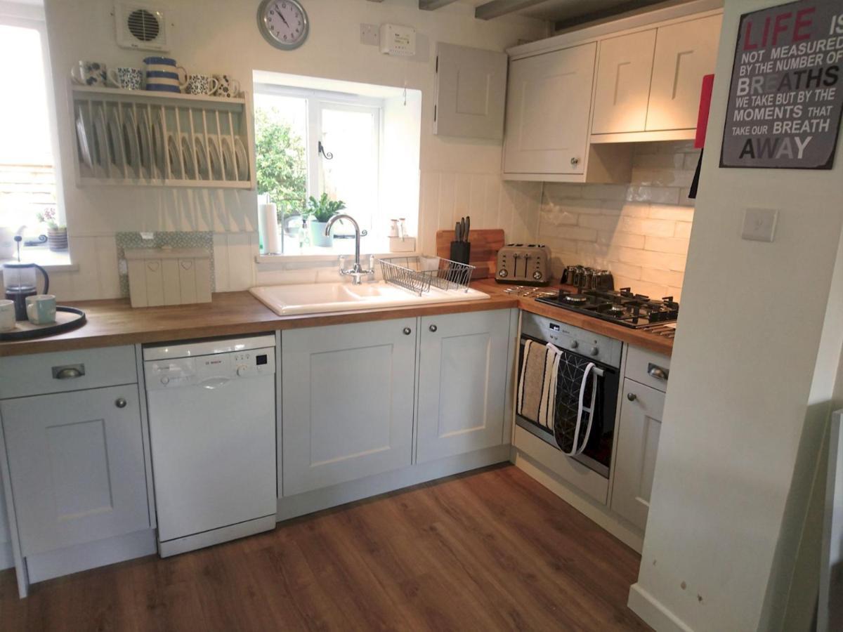 Pass The Keys The Pippins A Cotswold Cottage And Garden Parking Stow-on-the-Wold Esterno foto